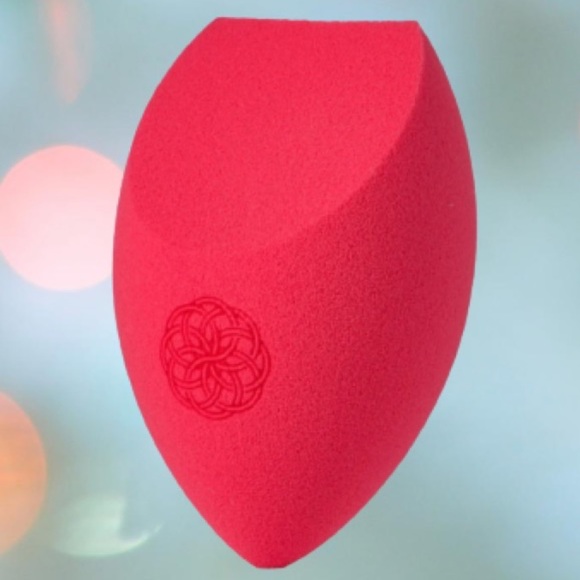 Fenty Bright Fix Eye brightener- Golden Ivory 10ml & Yensa Skin on Skin Sponge - Picture 9 of 15